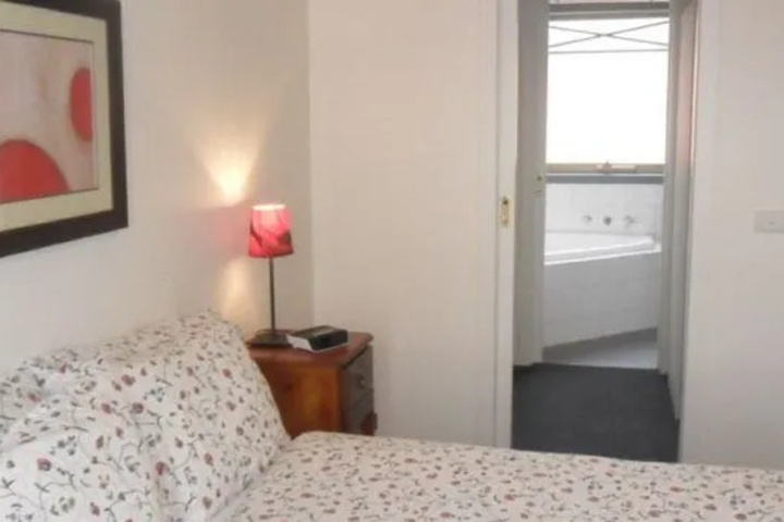 Room 4 of 16