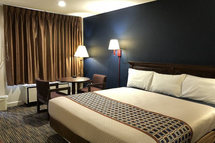 1 King Bed (5 of 11)