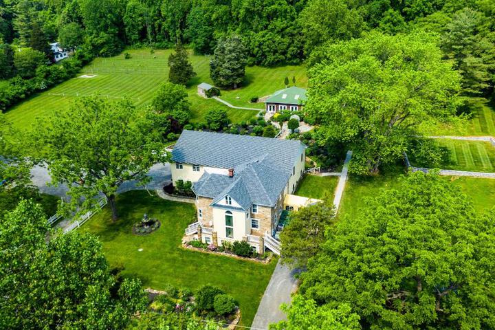 STONE MANOR BED & BREAKFAST INN