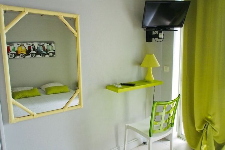 Room 6 of 93