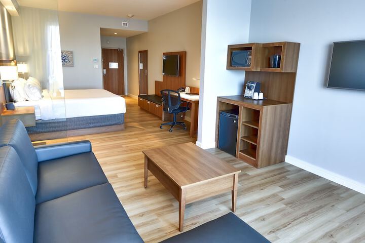 1 King Bed (5 of 12)