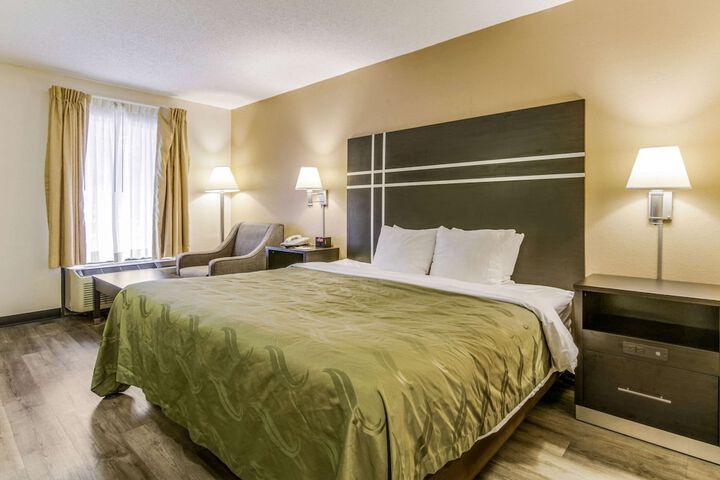 1 King Bed (6 of 14)