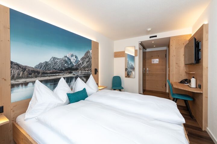 Room 93 of 245