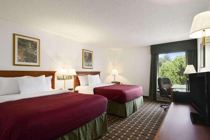 2 Queen Beds (5 of 7)