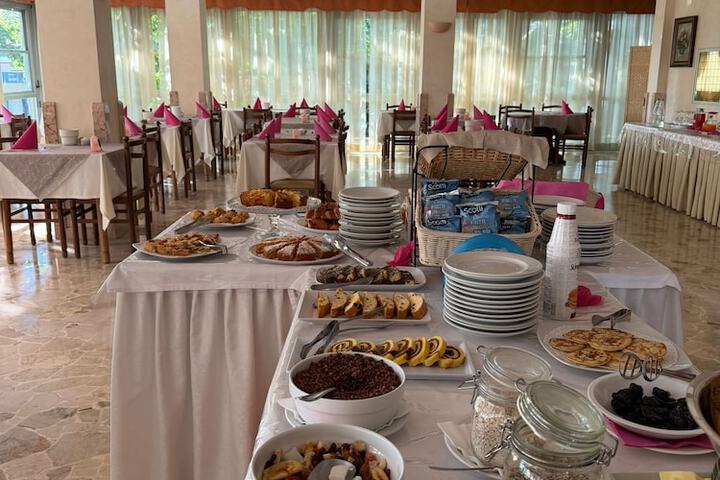 Breakfast/Coffee Service 22 of 26
