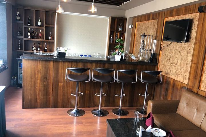 Lounge 15 of 28