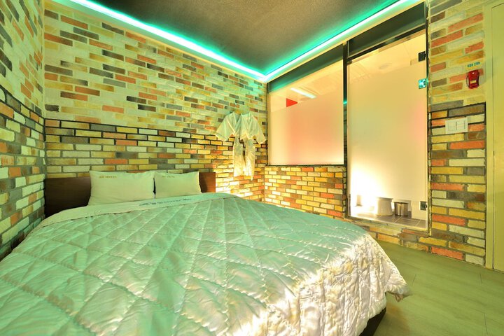 Room 16 of 18
