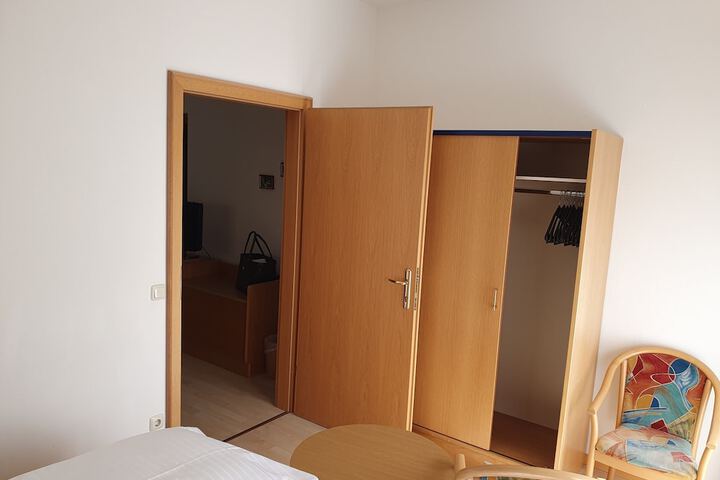 Room 16 of 27