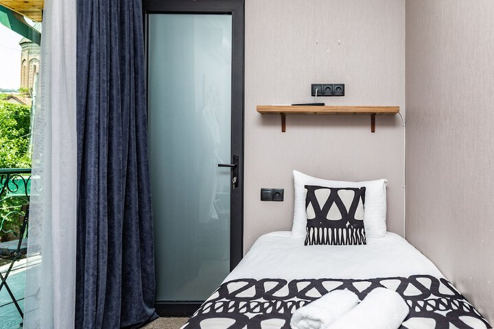 Room 10 of 37