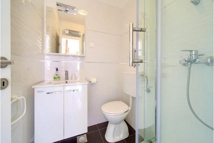Room 15 of 25