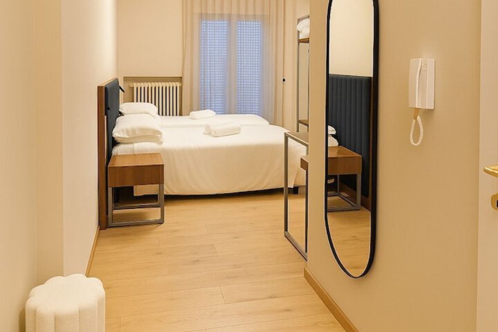 Room 4 of 16