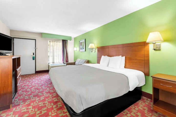 1 King Bed (3 of 9)