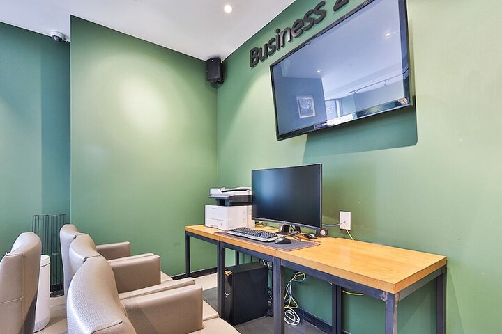 Business Center 17 of 19