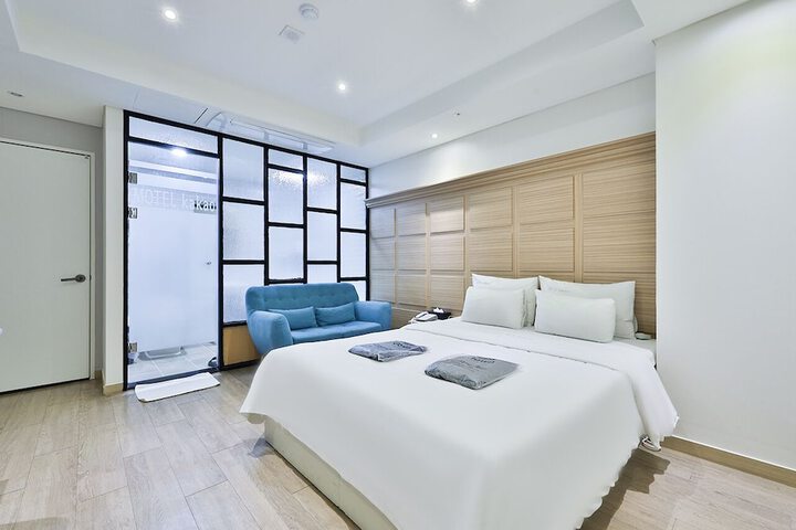 Room 9 of 34