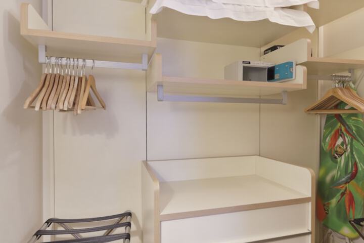 Room 17 of 60