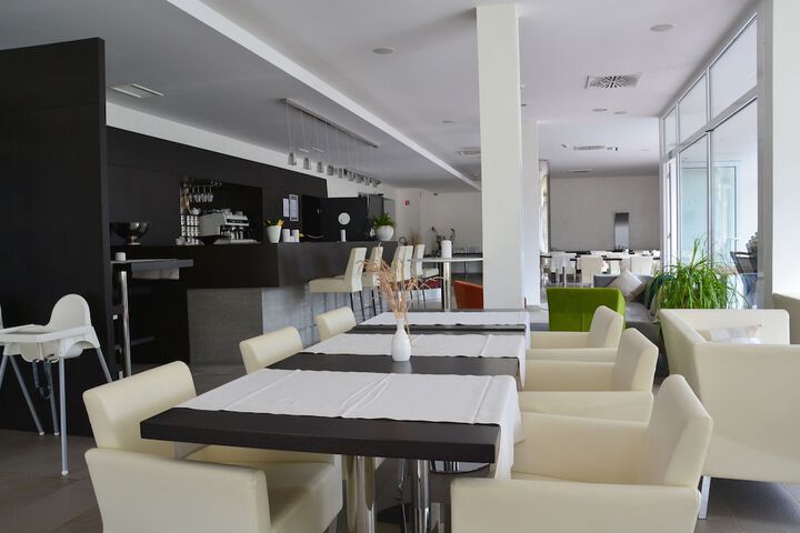 Lounge 30 of 46