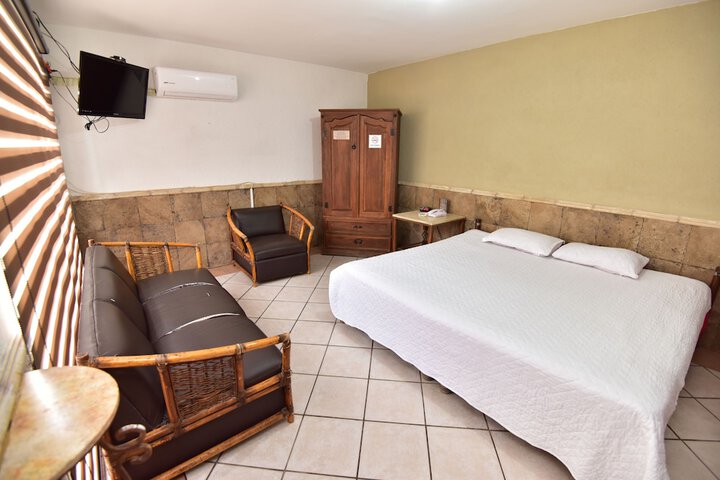 Room 2 of 8