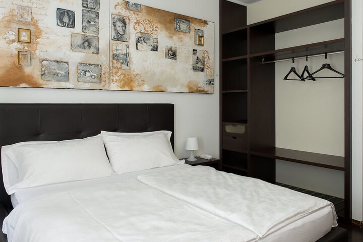 Room 6 of 28