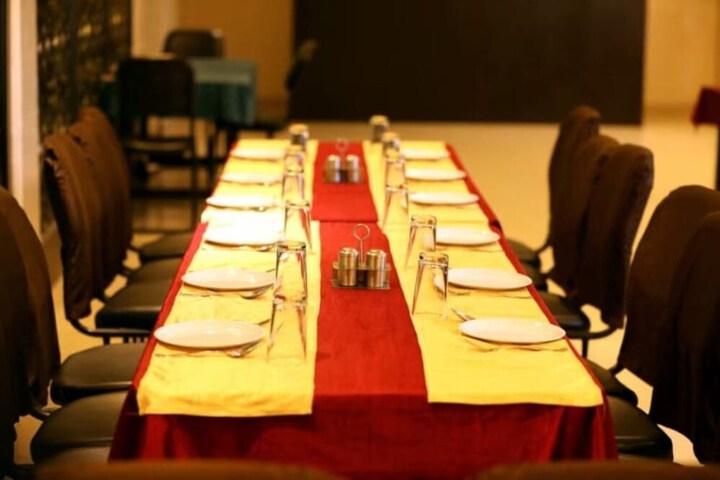 Dining 12 of 13