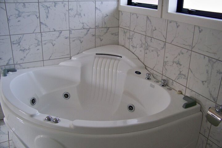 Jetted tub