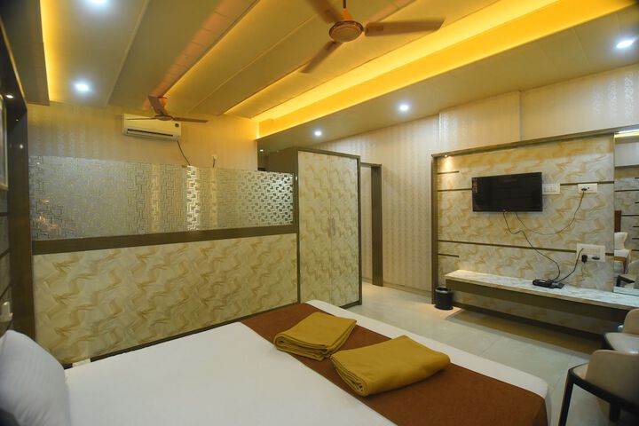 Room 8 of 16