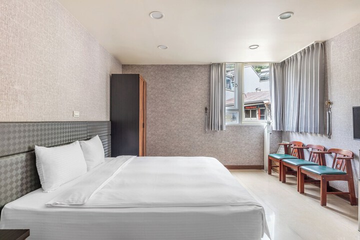 Room 40 of 69