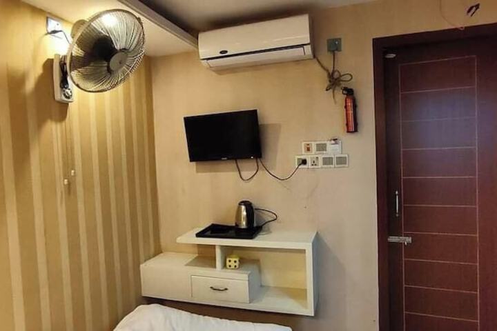 Room 12 of 40