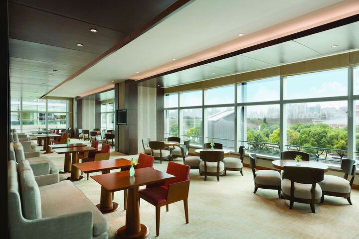 Lounge 80 of 90