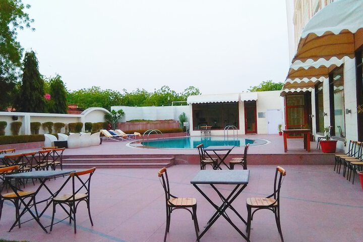 Hotel Pool