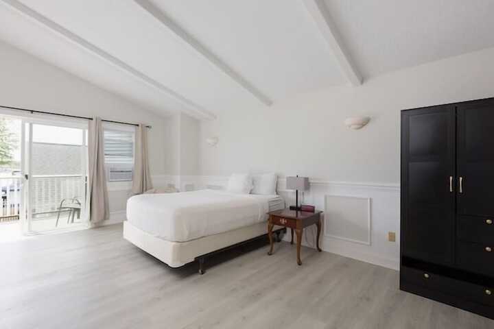 Room 10 of 33