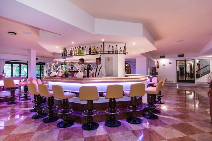 Lounge 74 of 90