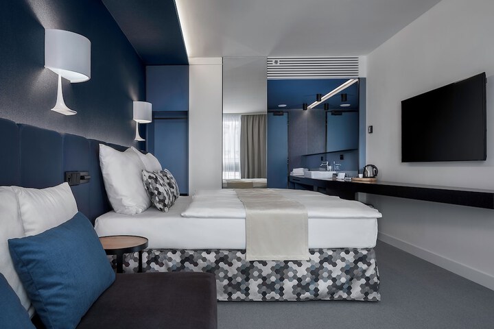 Room 11 of 42