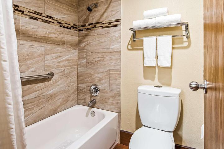 1 King Bed High Speed Internet Accessible Microwave and Refrigerator Desk Flat Screen T (4 of 11)