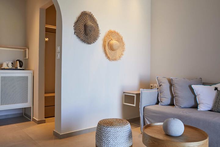Room 43 of 208