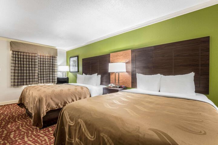 2 Queen Beds (8 of 11)