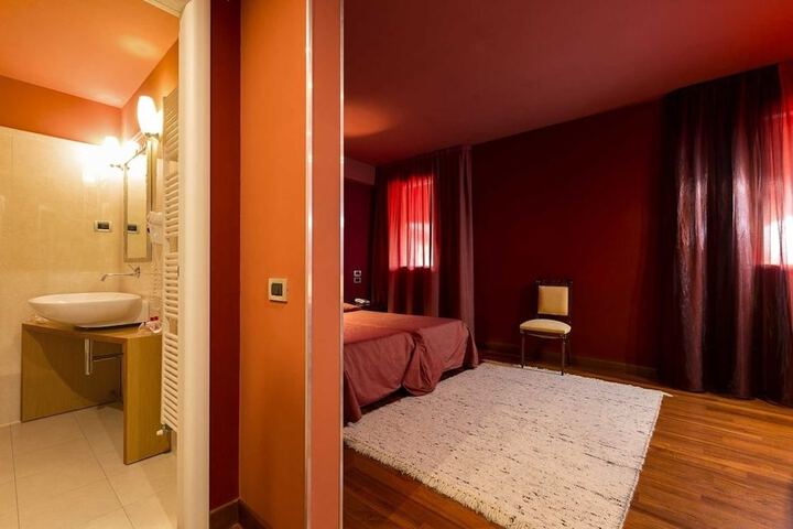 Room 4 of 68