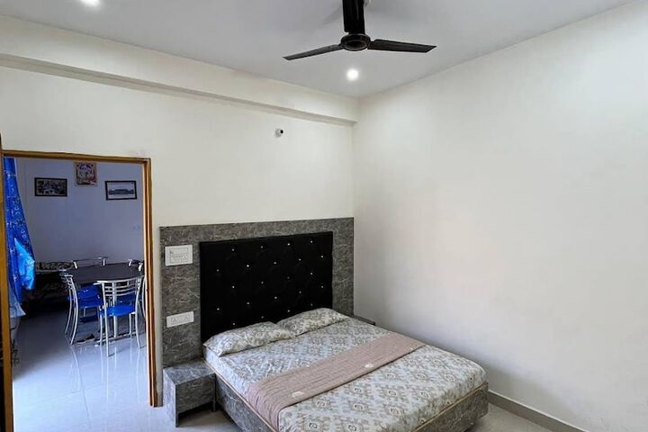 Room 5 of 8