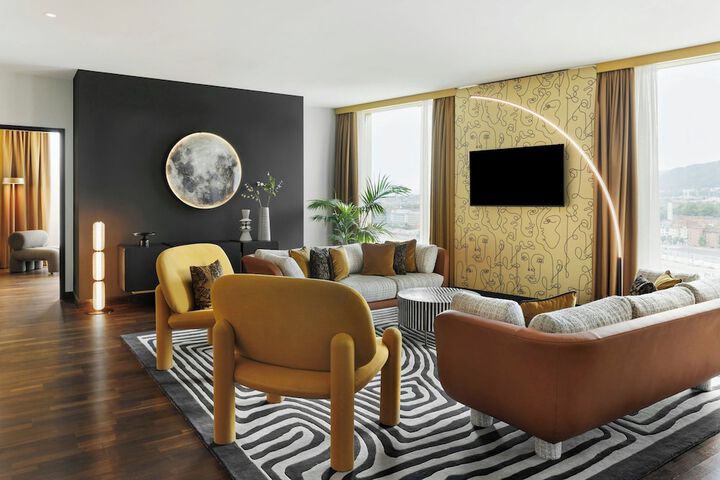Room 34 of 104