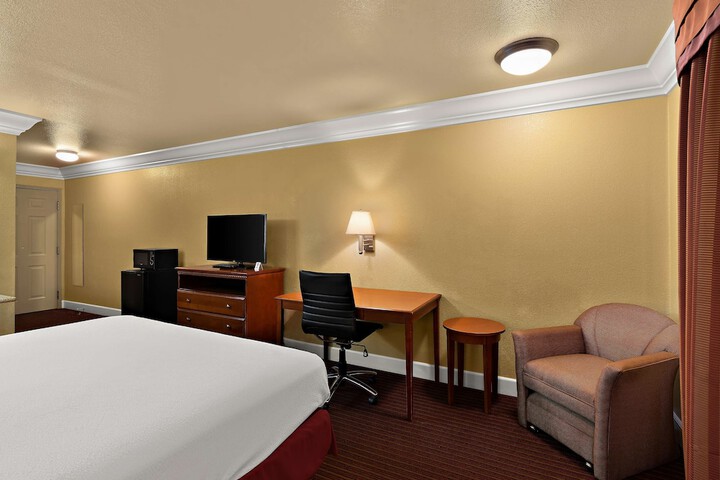1 King Bed Microwave and Refrigerator WiFi Continental Breakfast (9 of 13)