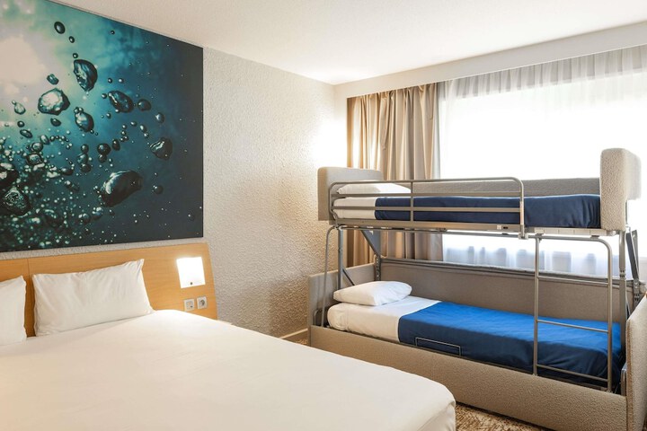 Room 3 of 103