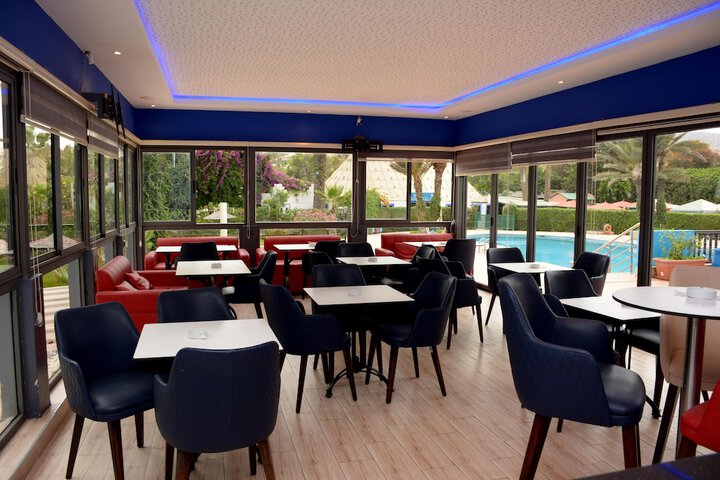 Lounge 44 of 61