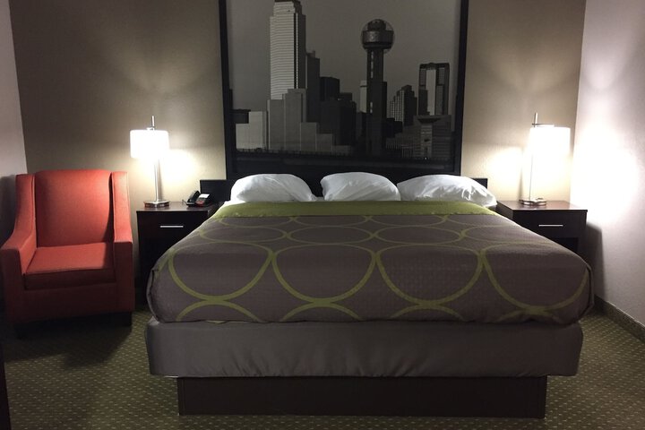 1 King Bed (15 of 19)