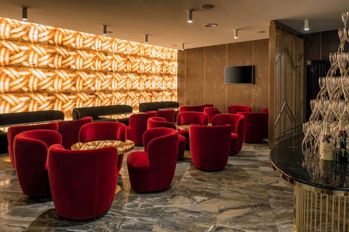 Lounge 85 of 93
