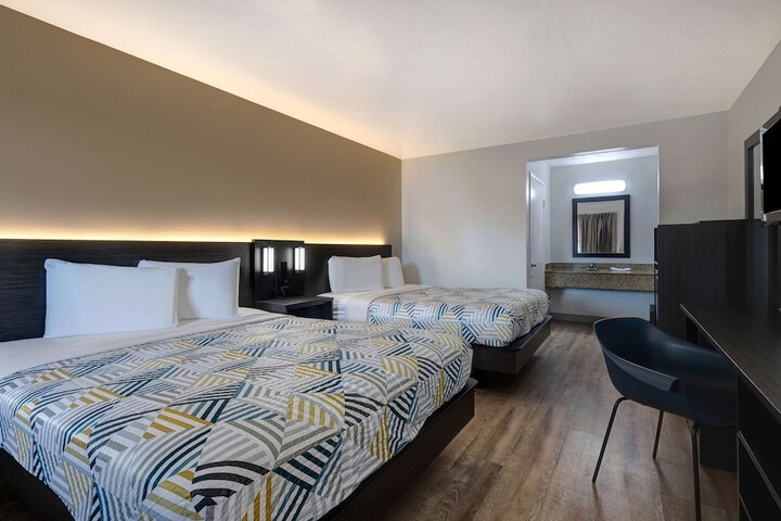 1 Queen Bed (2 of 10)