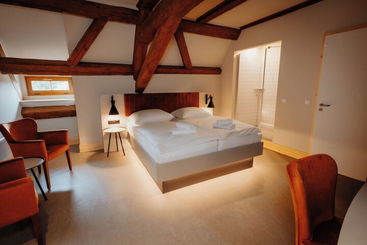 Room 4 of 9