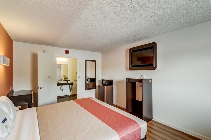 1 Queen Bed Micfridge (1 of 8)