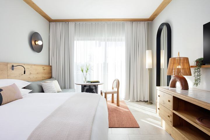 Room 2 of 206