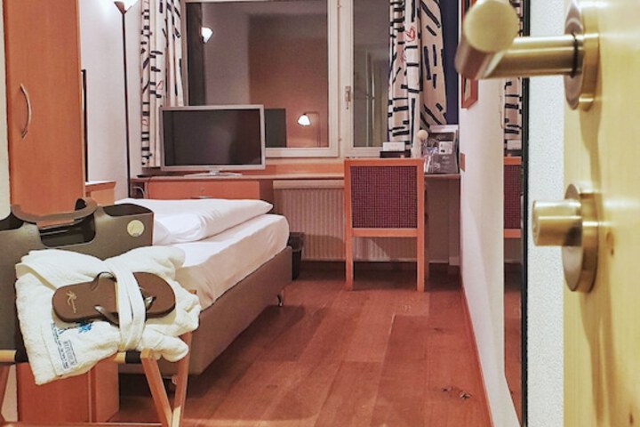 Room 3 of 39