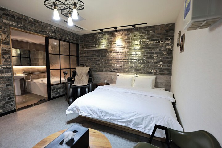 Room 44 of 93