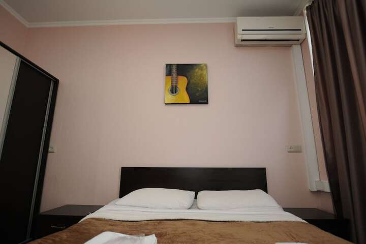 Room 10 of 16